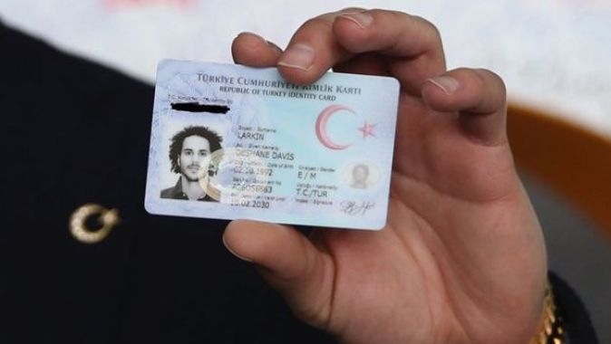 Shane Larkin, Türkiye Cumhuriyeti kimlik kartını Bakan Kasapoğlu&#039;ndan aldı