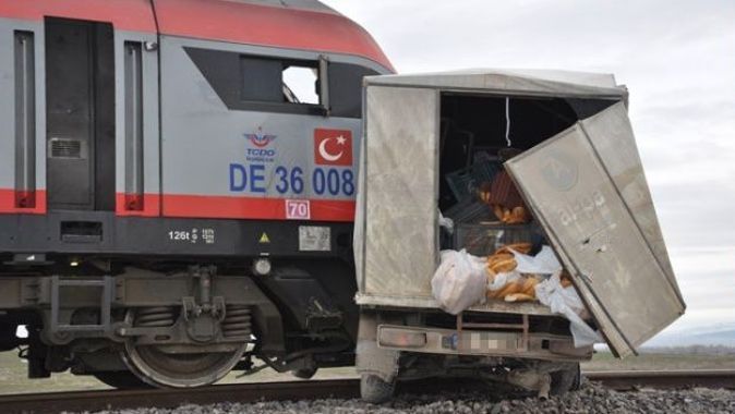 Tren ekmek yüklü kamyonete çarptı: 1 ölü