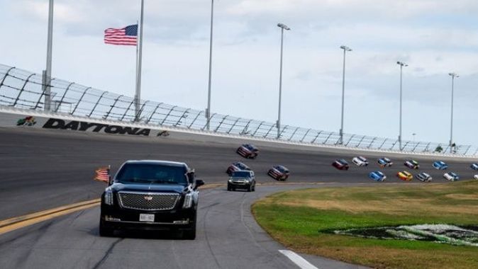 Trump&#039;tan Daytona 500 yarışlarında gövde gösterisi
