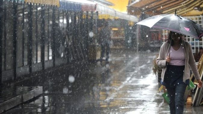 Adana’da dolu yağışı hayatı olumsuz etkiledi