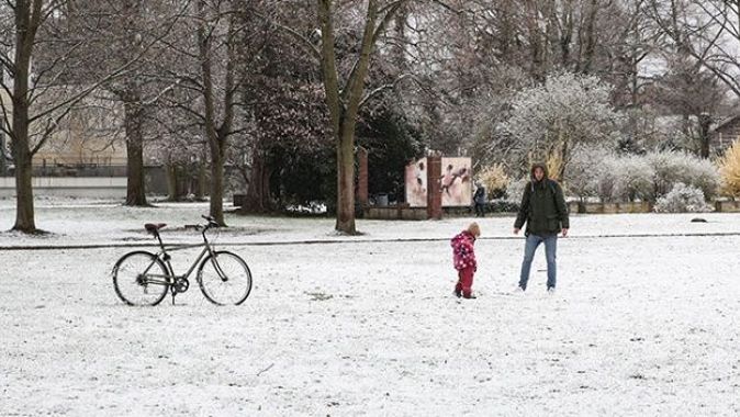 Almanya&#039;da kar yağışı sokakları beyaza bürüdü