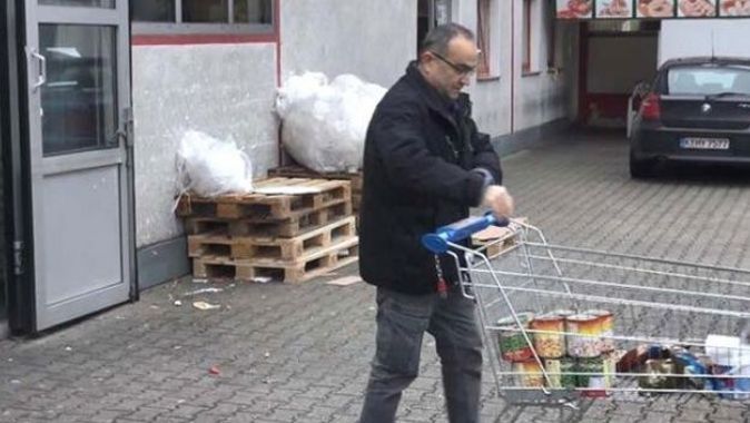 Almanya&#039;da koronavirüs paniği halkı marketlere hücum ettirdi