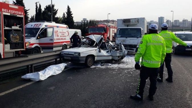 Bakırköy&#039;de otomobil kamyonetle çarpıştı: 1 ölü