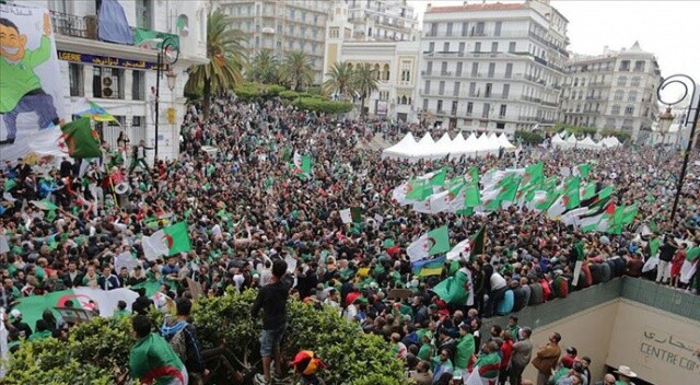 Cezayir’de bir yıldır devam eden protestoları koronavirüs durdurdu