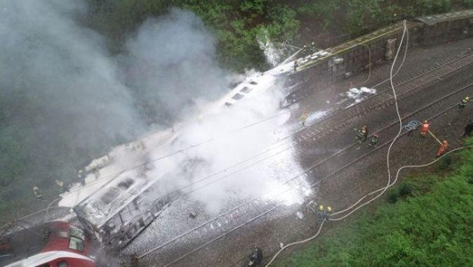 Çin’de yolcu treni raydan çıktı: 20 yaralı