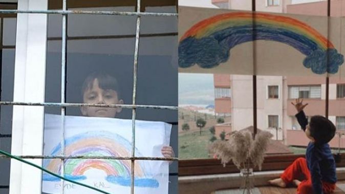 Çocuklar çizdikleri gökkuşağı resimleriyle vatandaşları evde kalmaya davet ediyor