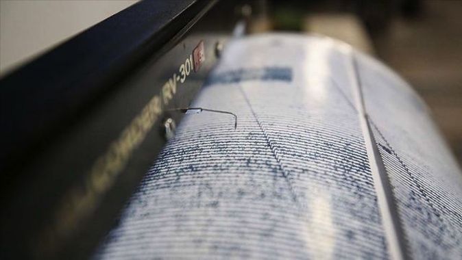 Endonezya&#039;da 5,8 büyüklüğünde deprem