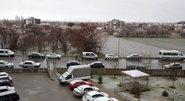 Erzincan güne kar yağışıyla uyandı!