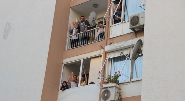 İzmir&#039;de evden çıkamayan vatandaşlar müzik eşliğinde balkonda dans etti