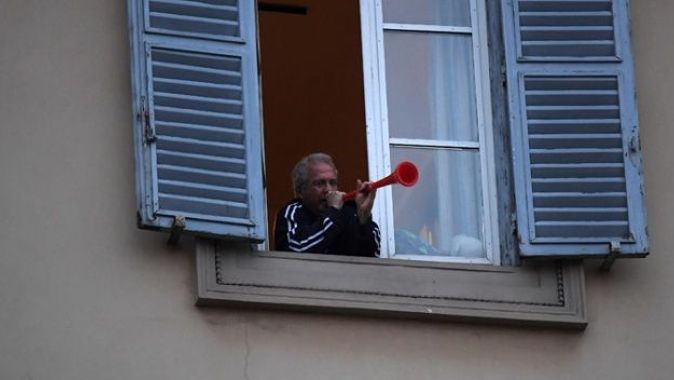Karantinadaki İtalya&#039;da evinden çıkamayan halk pencerelerde şarkı söylüyor
