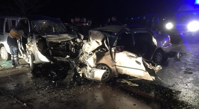 Konya&#039;da otomobil ile hafif ticari araç çarpıştı: 4 ölü, 4 yaralı