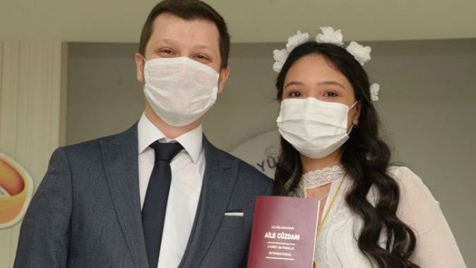 Koronavirüsü evlenmelerine engel olamadı! Çiftin ailesi nikahı camdan seyretti