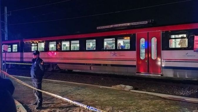 Kütahya&#039;da trenin çarptığı yaşlı adam feci şekilde hayatını kaybetti