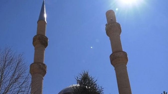 Minarenin külahı uçtu, imam sosyal medyadan öğrendi