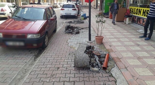Otomobilini park edemeyen avukat belediyenin dubalarını kesti