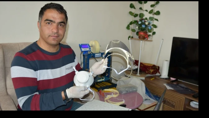 Sağlık çalışanları için 3D yazıcıyla yüz koruyucu siper üretti