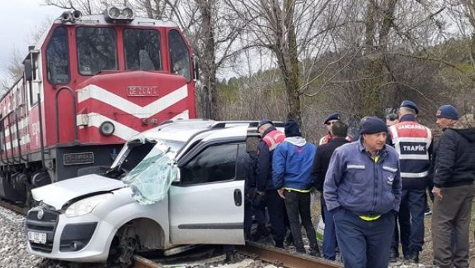 Tren, hafif ticari araca çarptı: 2 ölü, 2 yaralı