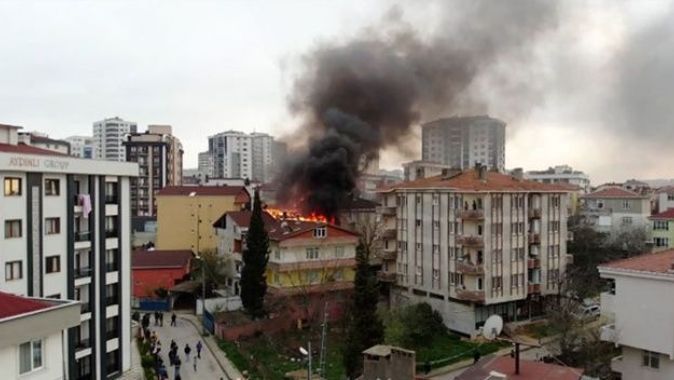 Tuzla’da 3 binanın çatı katları alev alev yandı