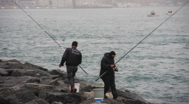 Yasağa uymayan vatandaşlar balık tutmaya devam ediyor