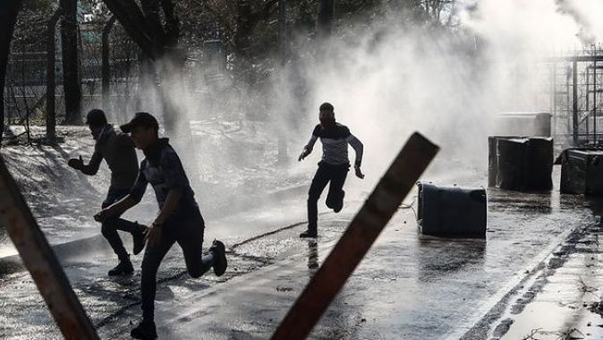 Yunan, gaz fişekleriyle sığınmacıları vuruyor