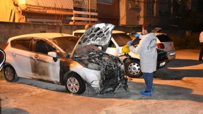 Adana Seyhan&#039;da 3 otomobil kundaklandı