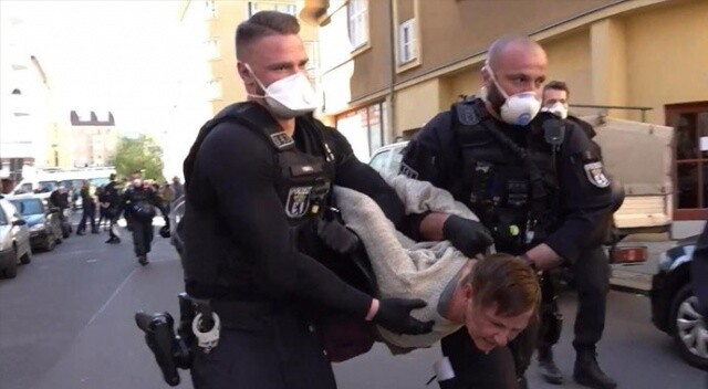 Almanya&#039;da koronavirüs kısıtlamalarına protestoya polis müdahalesi