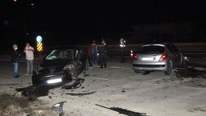 Antalya&#039;da otomobiller çarpıştı: 4 yaralı