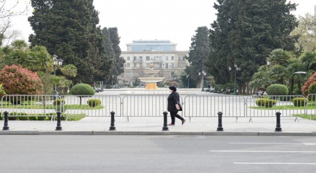 Azerbaycan’da koronavirüs nedeniyle sokaklar boşaldı