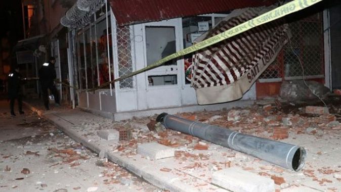 Elazığ&#039;da 5 katlı apartmanın çatısı çöktü