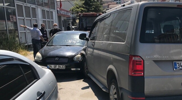 Gaziosmanpaşa&#039;da 3 araç birbirine girdi: 1 yaralı
