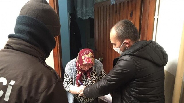 İstanbul&#039;daki 100 bin 244 aileye sosyal yardım ve maaşları teslim edildi