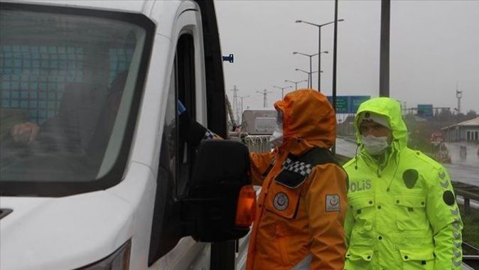 İstanbul&#039;un giriş ve çıkışlarında sürücüler ile yolcuların ateş ölçümü yapılıyor