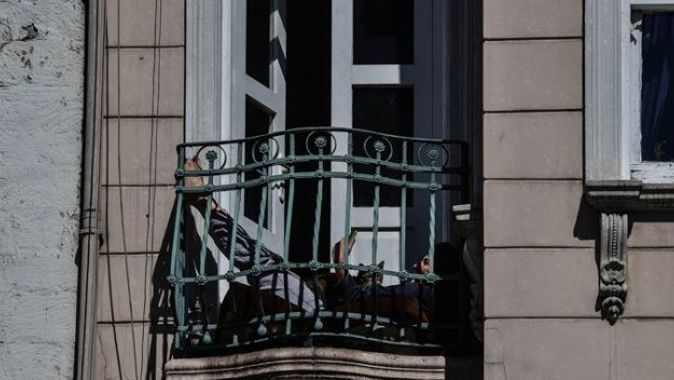 İstanbullular can dostları ile balkonlarda güneşleniyor