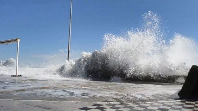 Marmara&#039;da hırçın dalgalar 30 metreye ulaştı