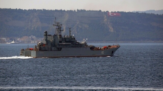 Rus savaş gemisi &#039;Novocherkassk&#039; Çanakkale Boğazı’ndan geçti