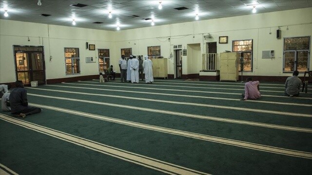 Sudan&#039;da camilerde cemaatle namaz kılınmasını askıya alındı