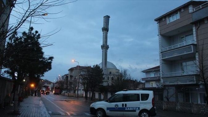 Tekirdağ&#039;da şiddetli rüzgar nedeniyle cami minaresi zarar gördü