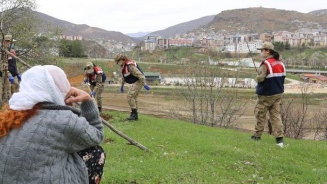 Tunceli&#039;de 88 yaşındaki Sakine ninenin, bahçesine fidanları dikildi
