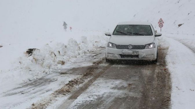 Tunceli&#039;de kar yağışı etkili oldu, 32 köy yolu kapandı