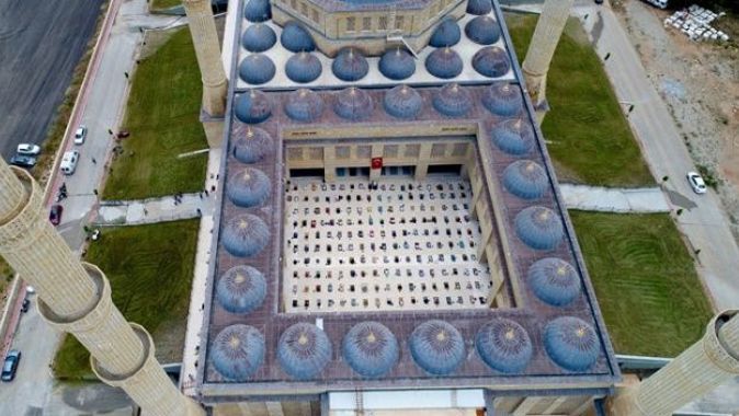 15 bin kişilik camide 750 kişi ile cuma namazı kılındı
