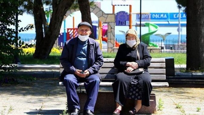 65 ve üzeri yaştaki vatandaşlar bayramda güneşli havanın keyfini çıkardı