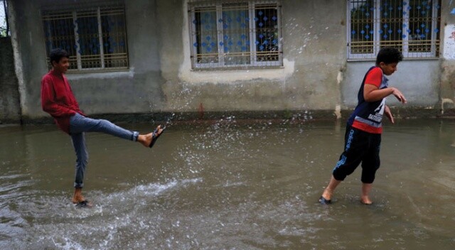 Adana’da 3 saatlik yağmur su baskınlarına neden oldu