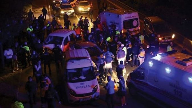 Ankara&#039;da kontrol noktasında trafik kazası: 5&#039;i polis 7 yaralı