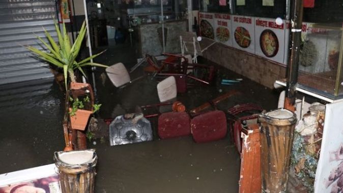 Ankara’da sağanak yağmurda ev ve dükkanları su bastı