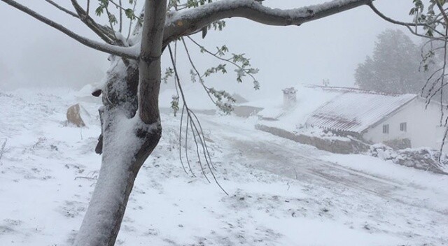 Antalyalılar bayram sabahına kar yağışıyla uyandı