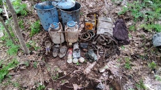 Bitlis&#039;te PKK&#039;lı teröristlere ait araziye gizlenmiş malzemeler imha edildi