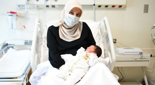 Çam ve Sakura Şehir Hastanesi’nin ilk bebeği “Defne Sakura” dünyaya geldi