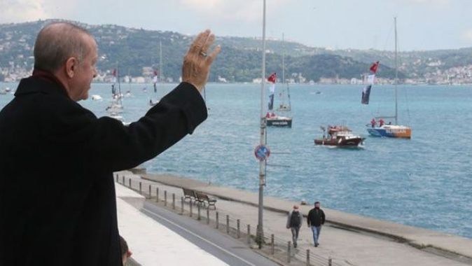 Cumhurbaşkanı Erdoğan, fetih kutlamaları dolayısıyla Boğaz&#039;dan geçen tekneleri selamladı
