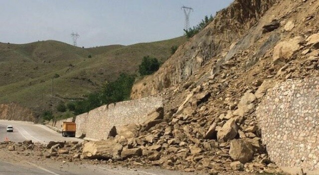 Elazığ-Keban yolunda heyelan, kaya parçaları yolu kapattı