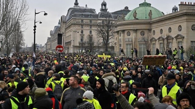 Fransa&#039;da sarı yelekliler 2 ay sonra yeniden sokaklarda
